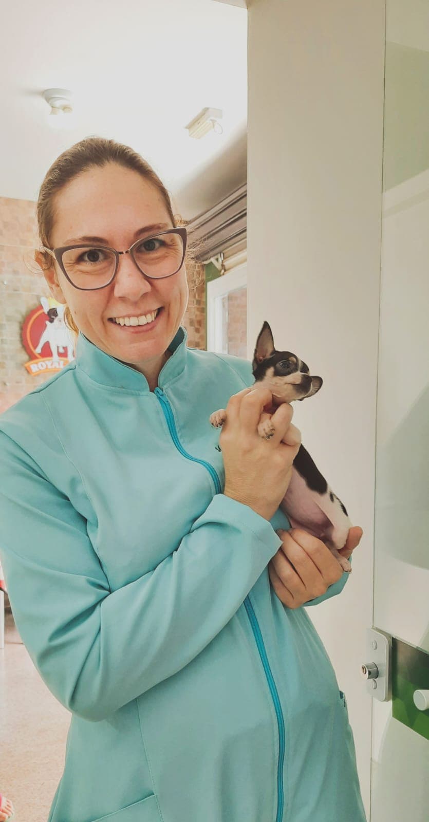 Dra. Ariane Portela com filhote — dermatologista veterinária em Curitiba